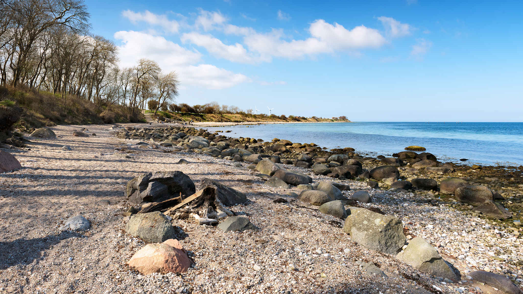 Ein leerer steiniger Strand